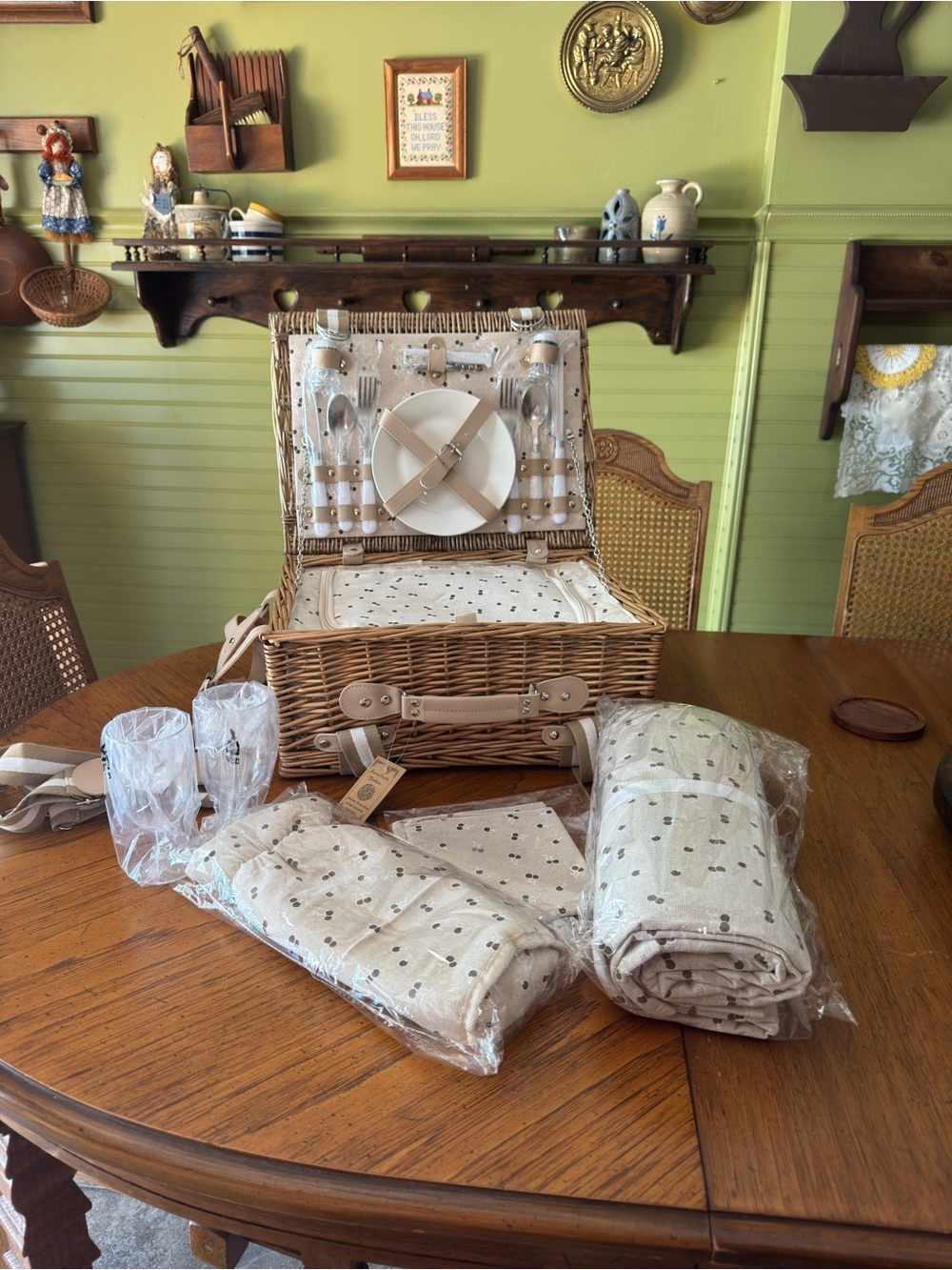 New Cherry Picnic Basket Set for 2 – With Insulated Lining & Waterproof Picnic B